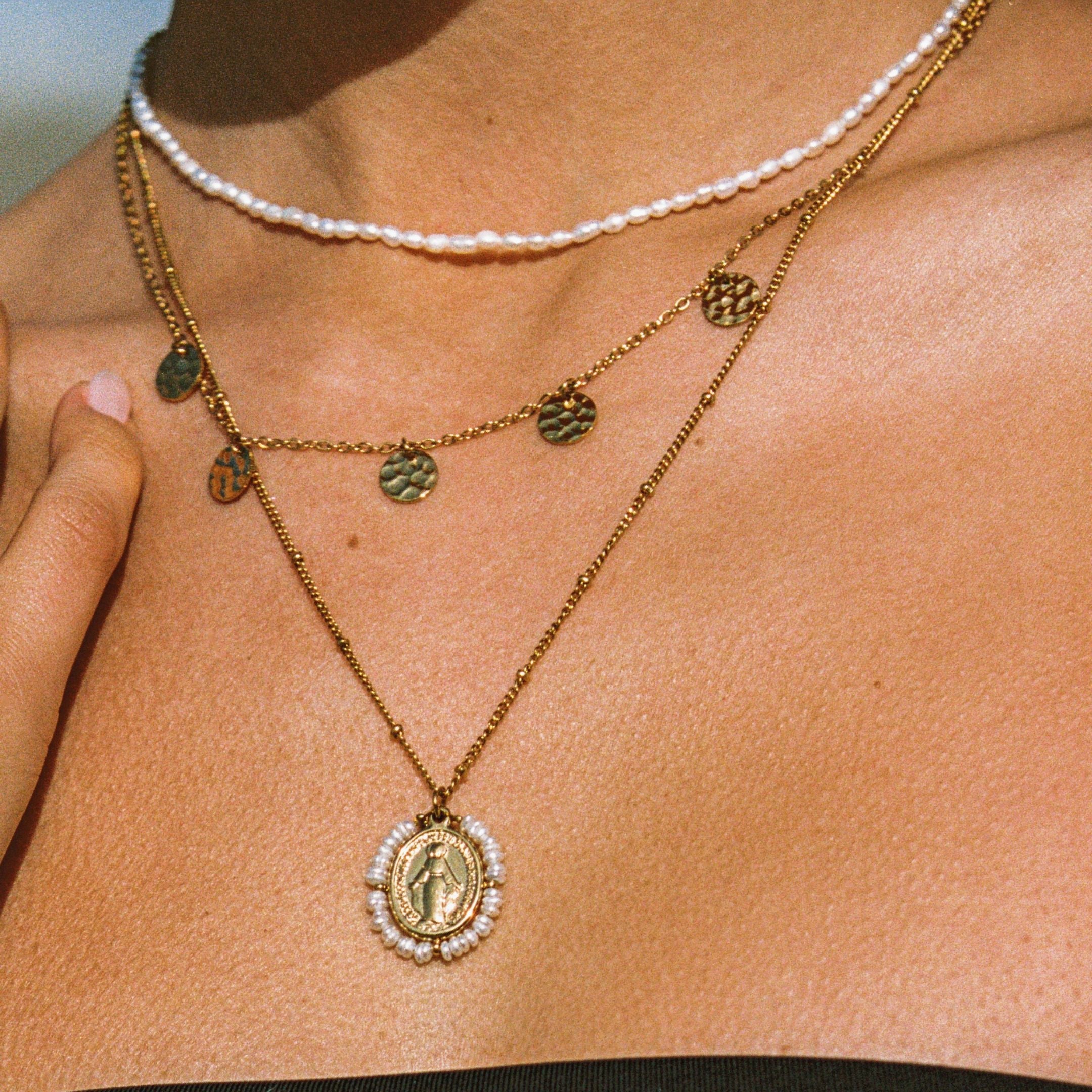 Athena Tiny Pearls Choker
